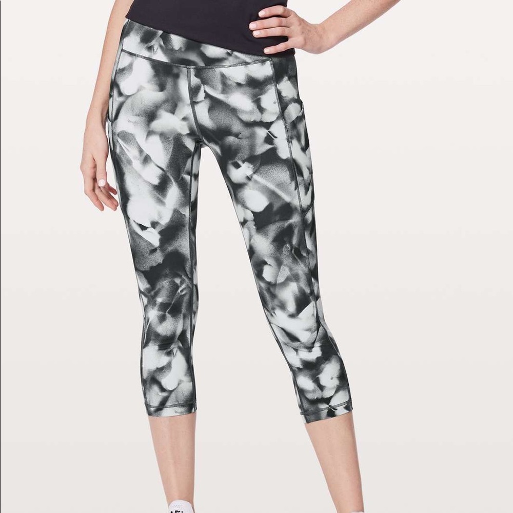 Women's Black & White Printed Capri Active Leggings